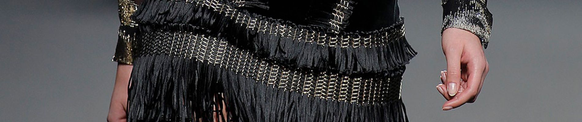 Aplicaciones de malla metálica de acero inoxidable en una falda de la diseñadora Teresa Helbig